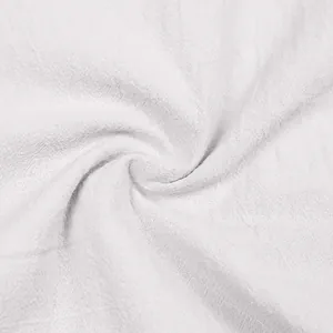 Primo piano macro della trama del tessuto in lino bianco traspirante per camicia da mare