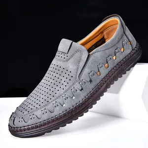 Vue latérale de mocassins en cuir gris pour hommes avec trous laser et détails cousus main.