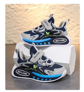 Detalle de zapatillas de malla transpirable para niños con cierre de velcro y suela azul.