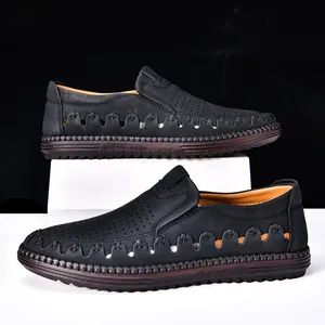 Gros plan détaillé de mocassins en cuir noir pour hommes avec motif perforé.