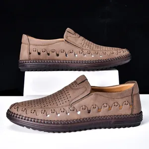 Vue détaillée de mocassins marron pour hommes en cuir perforé avec coutures main