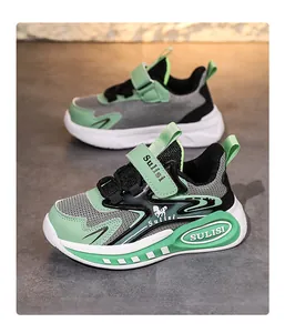 Primer plano de zapatillas de malla transpirables para niños en verde menta y gris