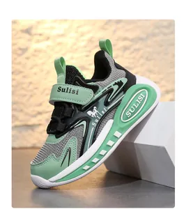 Detalle de zapato deportivo transpirable para niños en verde y gris con suela antideslizante