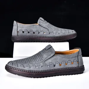 Vue détaillée de mocassins gris perforés pour hommes avec coutures faites main