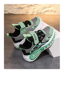 Zapatillas de malla transpirable verde y gris para niños con suelas antideslizantes.