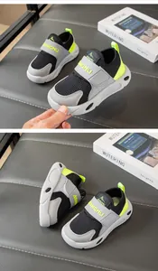 Detailansicht der atmungsaktiven Mesh-Sneaker für Jungen mit Klettverschluss und Neon-Akzenten