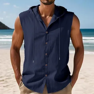 Nahaufnahme eines marineblauen ärmellosen Kapuzen-Leinenhemdes für Herren am Strand.