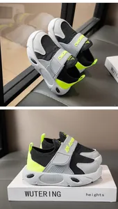 Detailansicht der grauen Mesh-Sneaker für Kinder mit auffälligen neongelben Akzenten