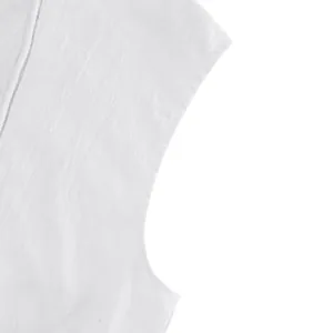 Detailansicht des Armausschnitts und der Leinentextur am weißen ärmellosen Kapuzenshirt