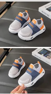 Makrodetail der atmungsaktiven grauen Mesh-Sportschuhe für Jungen mit orangefarbenen Akzenten