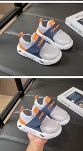 Detailansicht der atmungsaktiven grauen Mesh-Sportschuhe für Jungen mit Klettverschluss