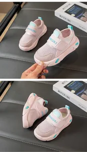Nahaufnahme der atmungsaktiven pinkfarbenen Mesh-Sneaker für Kinder mit Akzenten