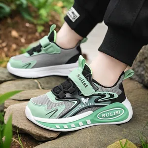 Zapatillas de deporte de malla transpirable para niños en verde y gris para verano.