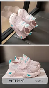 Detaillierte Nahaufnahme der rosa-blauen atmungsaktiven Mesh-Jungen-Sneaker hier