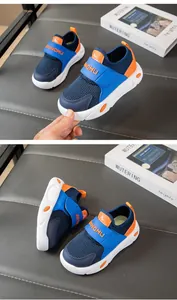Details von atmungsaktiven Mesh-Sneakern für Jungen mit verstellbarem Riemen und Sohle