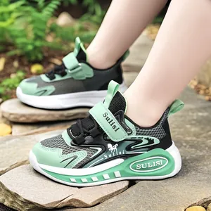 Zapatillas de verano transpirables para niños con suelas antideslizantes y cierres velcro.