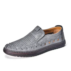 Mocassins pour hommes en cuir perforé gris avec coutures faites main