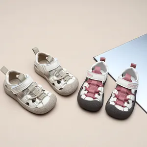 Vue détaillée de sandales de sport respirantes pour enfants en beige et rose avec bout fermé