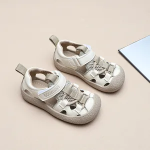Vue détaillée de sandales de sport pour enfants avec maille et une bande velcro