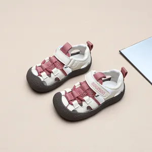 Sandales de sport durables pour enfants à bout fermé bordeaux et crème avec semelles en caoutchouc