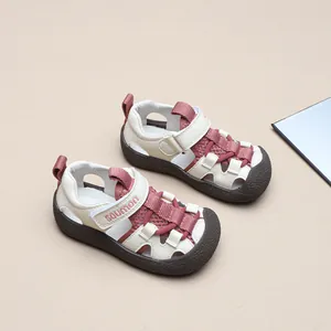 Vue de dessus de sandales de sport pour enfants crème et bordeaux avec mesh