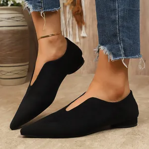 Elegante zwarte platte damesschoenen met puntige neus en modieus V-vormig decolleté