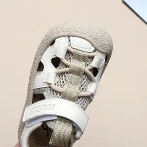 Gros plan sur la maille respirante et le velcro des sandales fermées pour enfants