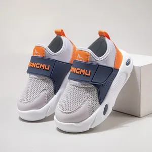 Ademende mesh jongens sneakers in grijs en oranje met een handige klittenbandsluiting