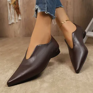 Elegante donkerbruine puntige platte schoenen voor dames met retro V-snit en zachte zool