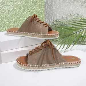 Vue détaillée de claquettes espadrilles en toile marron avec laçage et semelle en jute