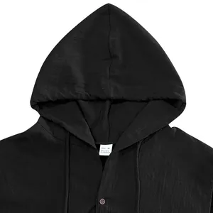 Detailansicht eines schwarzen Leinen-Kapuzenshirts ohne Ärmel mit Stoffstruktur