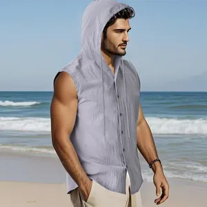 Ärmelloses Leinenhemd mit Kapuze für Herren in einer realistischen Strandumgebung
