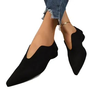 Elegante zwarte spitse v-hals ballerina's voor dames met zachte zool en stijlvol design
