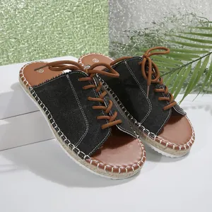 Détail de sandales en denim à lacets avec semelles espadrilles pour l'été