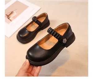 Detailansicht schwarzer Mary Jane-Schuhe aus echtem Leder für Mädchen mit Blumendetail