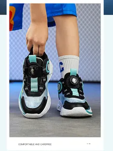 Detaillierte Vorderansicht von atmungsaktiven Basketballschuhen für Jungen mit Drehverschluss