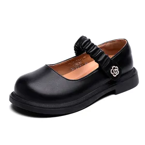 Elegante schwarze Leder-Mary-Janes für Mädchen mit glitzernder Blumenschnalle.