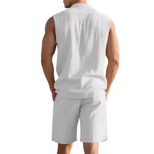 Vista posteriore di un set casual camicia smanicata e pantaloncini in lino bianco