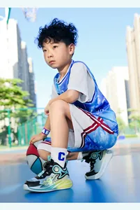 Atmungsaktive Basketballschuhe für Jungen mit Drehverschluss am Kind auf dem Platz
