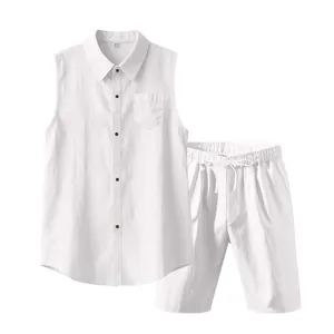 Vista dettagliata del completo da uomo con camicia in lino senza maniche e pantaloncini bianchi
