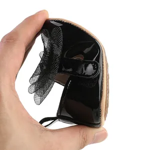 Vista detallada de la flexibilidad de la suela blanda para zapatos de princesa de bebé niña