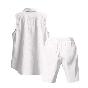 Vista dettagliata del completo da uomo in lino bianco, camicia senza maniche e pantaloncini
