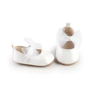 Vista detallada de zapatos blancos de princesa para bebé con lazo de malla elegante
