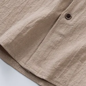Detailaufnahme der hochwertigen Leinenstoffstruktur und Nähte einer Herrenweste in Khaki.
