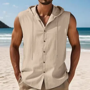 Detailansicht eines beige ärmellosen Kapuzen-Leinenhemds für Herren am Strand