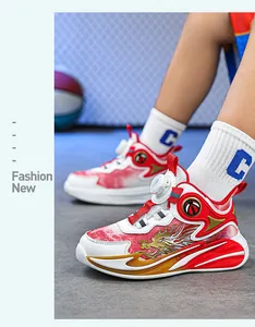 Detail von rot-weißen Kinder-Basketballschuhen mit Drachenmuster und Drehverschluss.