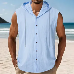 Hellblaues ärmelloses Herren-Leinenhemd mit Kapuze für sommerliche Freizeit am Strand.