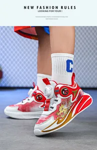 Seitenansicht von atmungsaktiven Kinder-Basketballschuhen mit Drehverschluss.