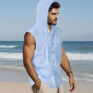 Vollansicht eines ärmellosen Herren-Leinenhemdes mit Kapuze in Hellblau für den Strand