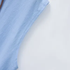 Detaillierte Nahaufnahme einer hellblauen Herren-Leinenweste mit hochwertigen Nähten